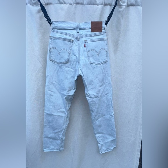 Levi's Premium Wedgie Straight Jean Light Wash Women’s Size 26 - Picture 2 of 5